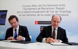 burmistrz Barcelony, Jordi Hereu i prezes Repsola, Antonio Brufau, podpisują porozumienie o rozwijaniu LPG w regionie