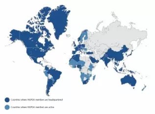 Mapa świata według WLPGA: kolorem ciemnoniebieskim zaznaczono kraje, w których organizacje członkowskie WLPGA mają swoje siedziby; jaśniejszy odcień wskazuje kraje, gdzie członkowie WLPGA aktywnie działają