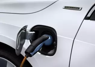 Ładowanie baterii z gniazdka, jak w tym Volvo V60 Plug-in Hybrid, może wkrótce okazać się zbędne, a w każdym razie niekonieczne