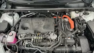 Wtryskiwacze LPG w komorze silnikowej Toyoty RAV 4 Hybrid