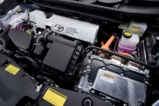 Komora silnikowa Priusa trzeciej generacji nie odbiega od widoku znanego z samochodów napędzanych silnikami spalinowymi. Uwagę zwracają pomarańczowe przewody elektryczne, w których występuje wysokie napięcie (kilkaset V). Z tego powodu ich dotykanie jest zabronione