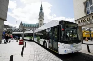 Przyszłość komunikacji miejskiej - hybrydowy autobus szwajcarskiej firmy Hess wykorzystujący system Vossloh Kieppe. Silniki elektryczne napędzają 2 z 4 osi dwuczłonowego autobusu o długości 25 m