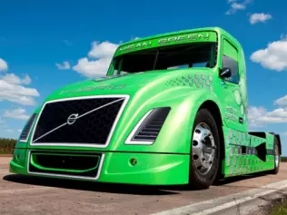 VN Hybrid Mean Green. Czy poza rozgłosem można coś zyskać bijąc rekord prędkości ciężarówką? Można przeszczepić rozwiązania użyte w rekordowym egzemplarzu do modeli seryjnych, a to już wymierna korzyść