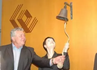 Symboliczne uderzenie w dzwon na parkiecie GPW. Na zdjęciu Prezes Zarządu AC SA, Katarzyna Rutkowska i Wiceprezes Rady Nadzorczej Anatol Timoszuk