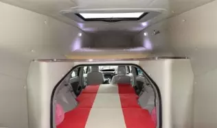 Toyota Prius Relax Cabin - Wnętrze to już zupełnie inna historia i tutaj nie ma się czego wstydzić. Ciekawe, czy kabina jest dobrze wygłuszona i izoluje od szyderczego śmiechu przechodniów