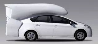 Toyota Prius Relax Cabin - Co się temu biednemu Priusowi przykleiło do dachu? Trzeba przyznać, że kempingowy odwłok nie grzeszy urodą