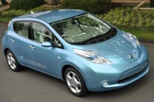 Leaf - Samochód Roku 2011 w Europie powstał od podstaw jako auto elektryczne, a nie adaptacja platformy spalinowej, ale rewolucji nie przynosi