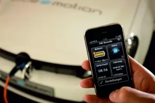 Golf blue-e-motion - specjalna aplikacja na iPhone'a pozwala zdalnie obserwować proces ładowania akumulatorów