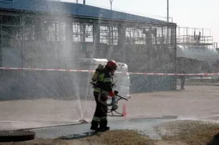 Jedną z pierwszych czynności strażaków na miejscu akcji było ustawienie kurtyn wodnych