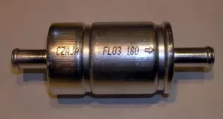 Nierozbieralny filtr fazy gazowej firmy ZWM Czaja, FL03 ma wewnątrz dwa wkłady filtrujące (wstępny i dokładny), co zdradzają przetłoczenia na aluminiowej obudowie