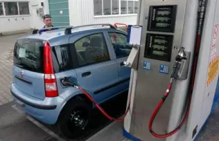 Przed drugą próbą szczelności zbiorniki pojazdu są napełniane niewielkią ilością gazu ziemnego