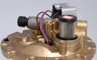 W odróżnieniu od pompy membranowej (PTC), pompa łopatkowa zawiera wymienny wkład filtrujący na króćcu tankowania