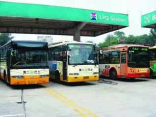 Widok autobusów tankujących autogaz dawno przestał kogokolwiek w Chinach dziwić