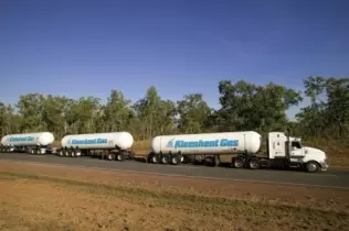 LPG, tak jak wiele innych towarów w Australii, transportuje się charakterystycznymi pociągami drogowymi