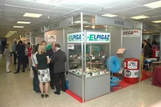 Stoisko Elpigazu, jedyne z instalacjami samochodowymi podczas targów w Madrycie