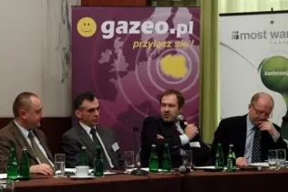 Za stołem prezydialnym siedzą (od lewej): Paweł Poprawa (Państwowy Instytut Geologiczny), Jerzy Hadro (doradca EurEnergy Resources Poland), Andrzej Sikora (Instytut Studiów Energetycznych) oraz Andrzej Szczęśniak (ekspert rynku paliw i gazu)