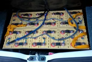 We wnęce koła zapasowego zamontowano 18 akumulatorów do magazynowania energii elektrycznej. Dzięki temu walory użytkowe bagażnika zostały w pełni zachowane