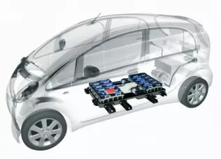 Mitsubishi iMiEV i Peugeot iOn są bliźniaczymi pojazdami powstałymi w ramach współpracy pomiędzy PSA (Peugeot, Citroen) a japońskim producentem. Z uwagi na różne cykle pomiarowe obowiązujące w Europie i Japonii zasięg iOn jest nieco mniejszy i wynosi 130 km (dla Mitsubishi parametr ten ma wartość 160 km. W samochodzie wykorzystywany jest silnik o mocy ciągłej 25 kW, a zestaw akumulatorów litowo-jonowych jest zdolny do zmagazynowania 16 kWh energii elektrycznej