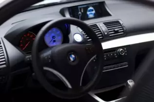 Na tablicy przyrządów BMW Concept ActiveE wyróżnia się wskaźnik zasięgu