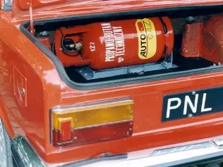 Butla 11 kg jako zbiornik paliwa w samochodzie Polski Fiat 125p
