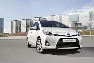 Toyota Yaris Hybrid wyróżnia się na tle spalinowego rodzeństwa