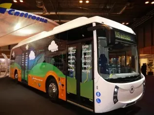 Autobus Tempus Autogas na stroisku firmy Castrosua podczas targów FIAA w Madrycie