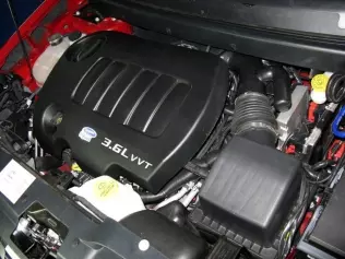 Silnik V6 w komorze silnikowej gazowego Fiata Freemont
