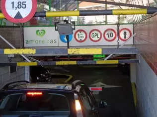 Wjazd na parking podziemny w Portugalii, z zakazem dla aut na LPG