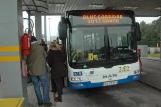 Autobus na CNG podczas tankowania