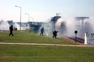 Strażacy stawiają kurtyny wodne