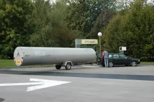 Francja: Volvo na LPG z szybowcową przyczepą tankuje autogaz