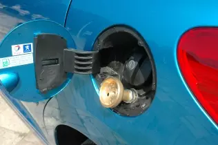 Zawór tankowania LPG w samochodzie