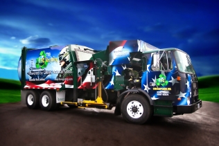 Metanowa ciężarówka do zbioru surowców wtórnych w barwach TFC Recycling