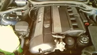 BMW 320i LPG - widok silnika