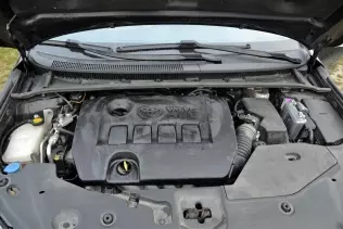 Toyota Avensis z systemem Lovato - komora silnika