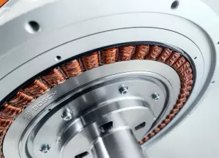 Silnik elektryczny stosowany w hybrydowych układach napędowych Bosch