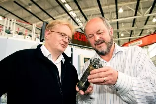 Prof. Bill David (z prawej) i dr Martin Jones z reaktorem rozkładu amoniaku