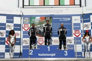 Dekoracja po pierwszym wyścigu Green Hybrid Cup 2014 na torze Vallelunga