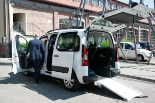 Napędzana LPG taksówka Citroën Berlingo przystosowana do przewozu niepełnosprawnych