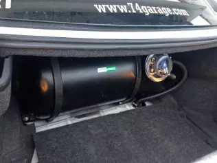 Dodge Charger LPG - zbiornik gazu w bagażniku