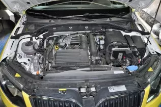 Skoda Octavia LPG - komora silnika