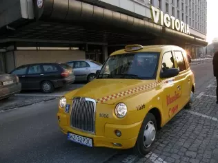 Londyńska taksówka na ulicy w Warszawie
