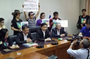 Tajscy aktywiści protestują podczas posiedzenia rządu