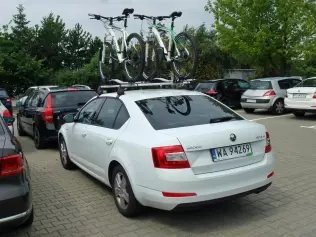 Skoda Octavia TSI LPG na parkingu pod siedzibą Volkswagen Group Polska