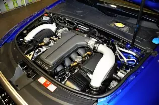 System DGI LCC w komorze silnikowej Audi RS6