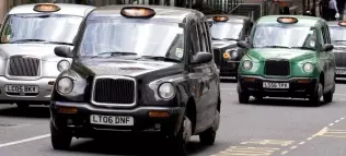 Angielskie taksówki na ulicy Londynu