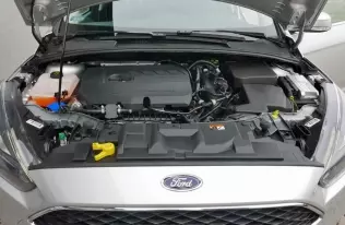 Komora silnikowa Forda Focusa 1.5 Ecoboost poddanego konwersji na LPG