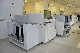 Nowoczesna linia produkcji płytek drukowanych w firmie LPGTECH
