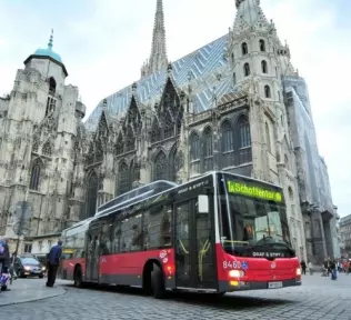 Dwunastometrowy autobus Graf&Stift na ulicach Wiednia. Ta dawna austriacka marka należy obecnie do koncernu MAN
