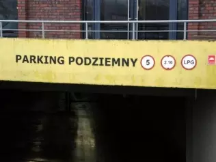 Wjazd na parking podziemny z zakazem dla samochodów napędzanych LPG
